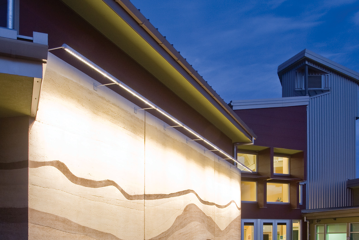 Advantus projects low or high indirect illumination — ideal for building architectures and details of all types.