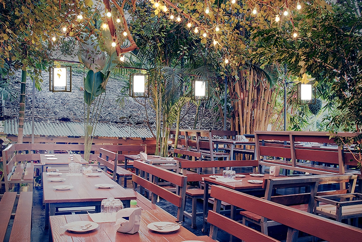 Laterna lightings over outdoor seating at a resturant