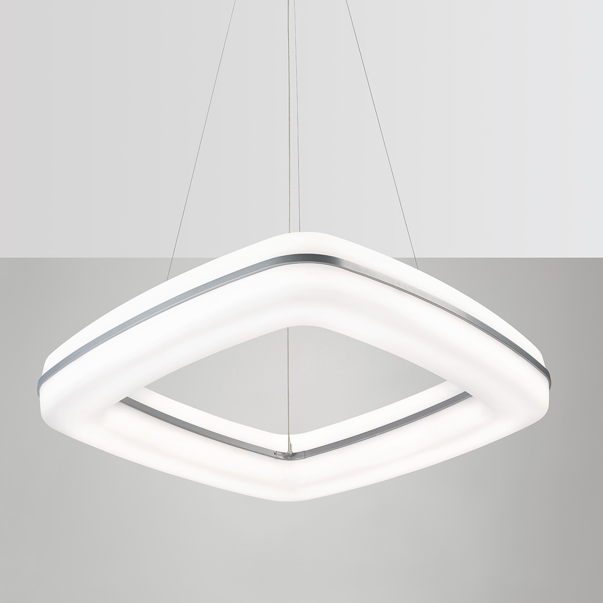 A fully luminous square pendant