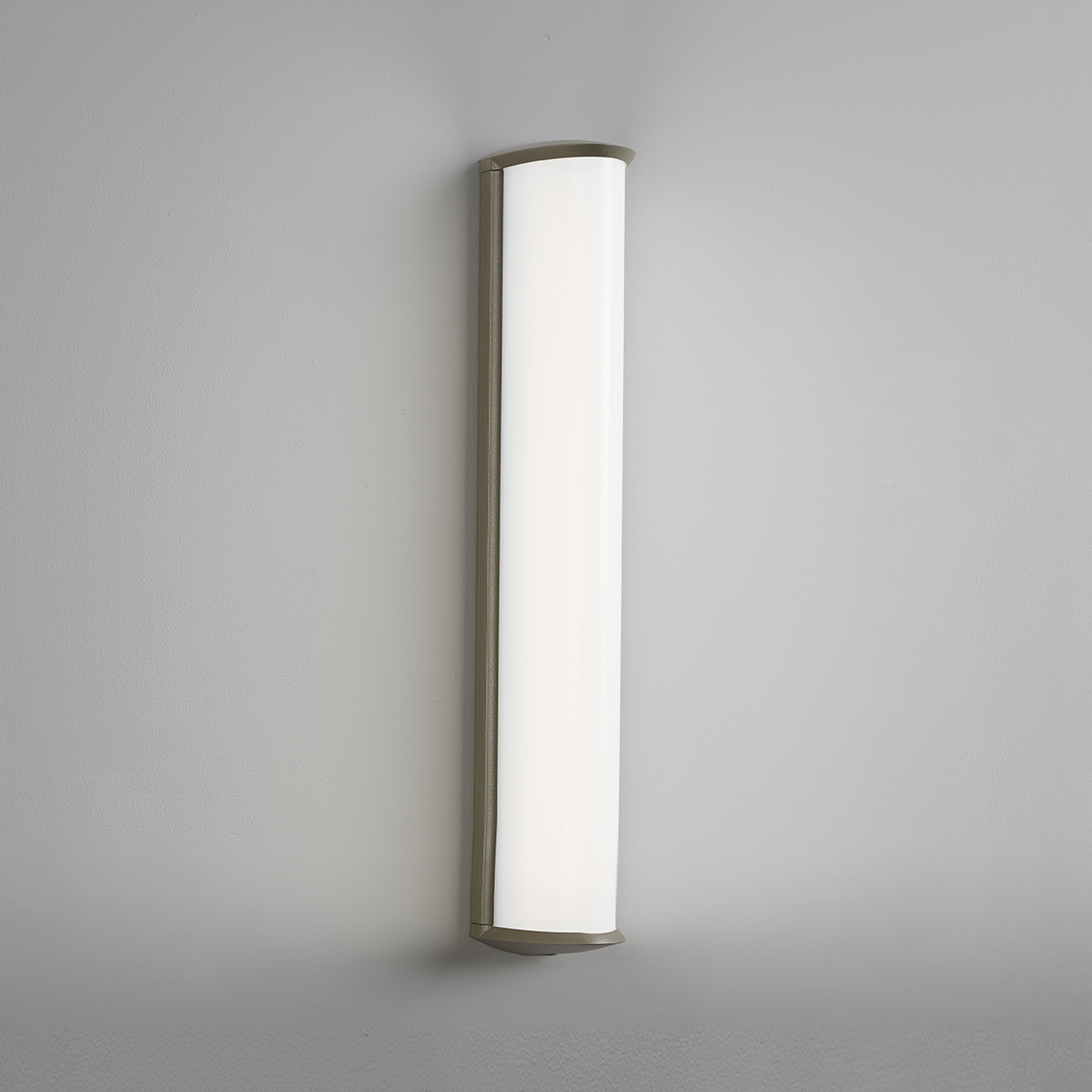 A luminous surface-mounted luminaire with a curved linear diffuser body