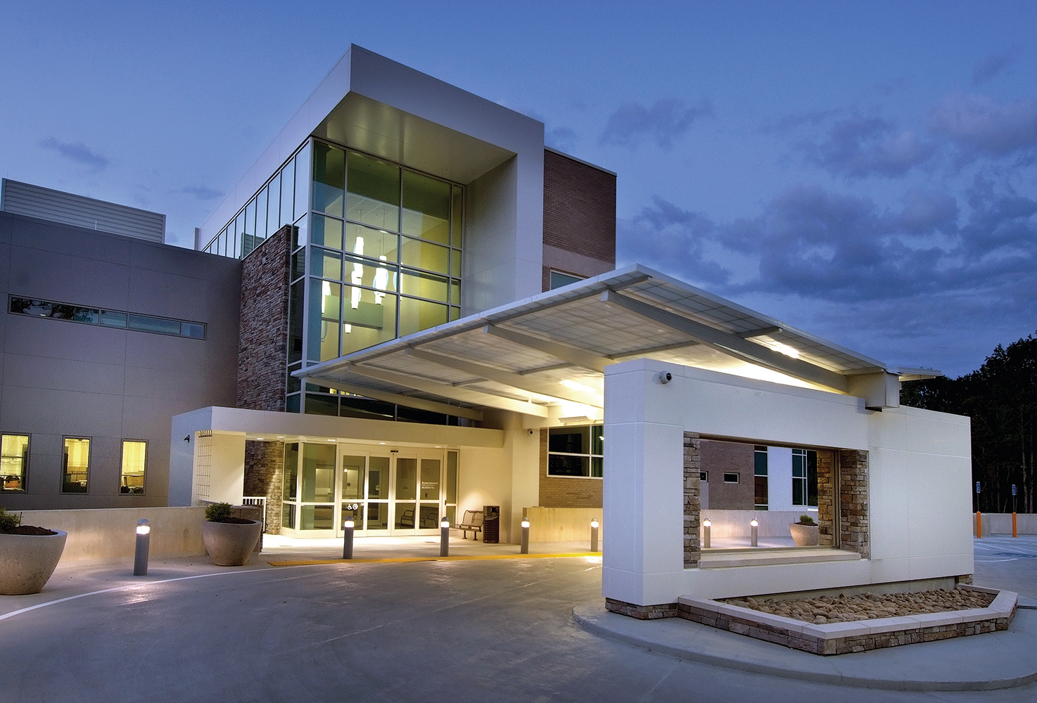 Sequence pendants are visible from the exterior of a windowed lobby for open, attractive healthcare design.