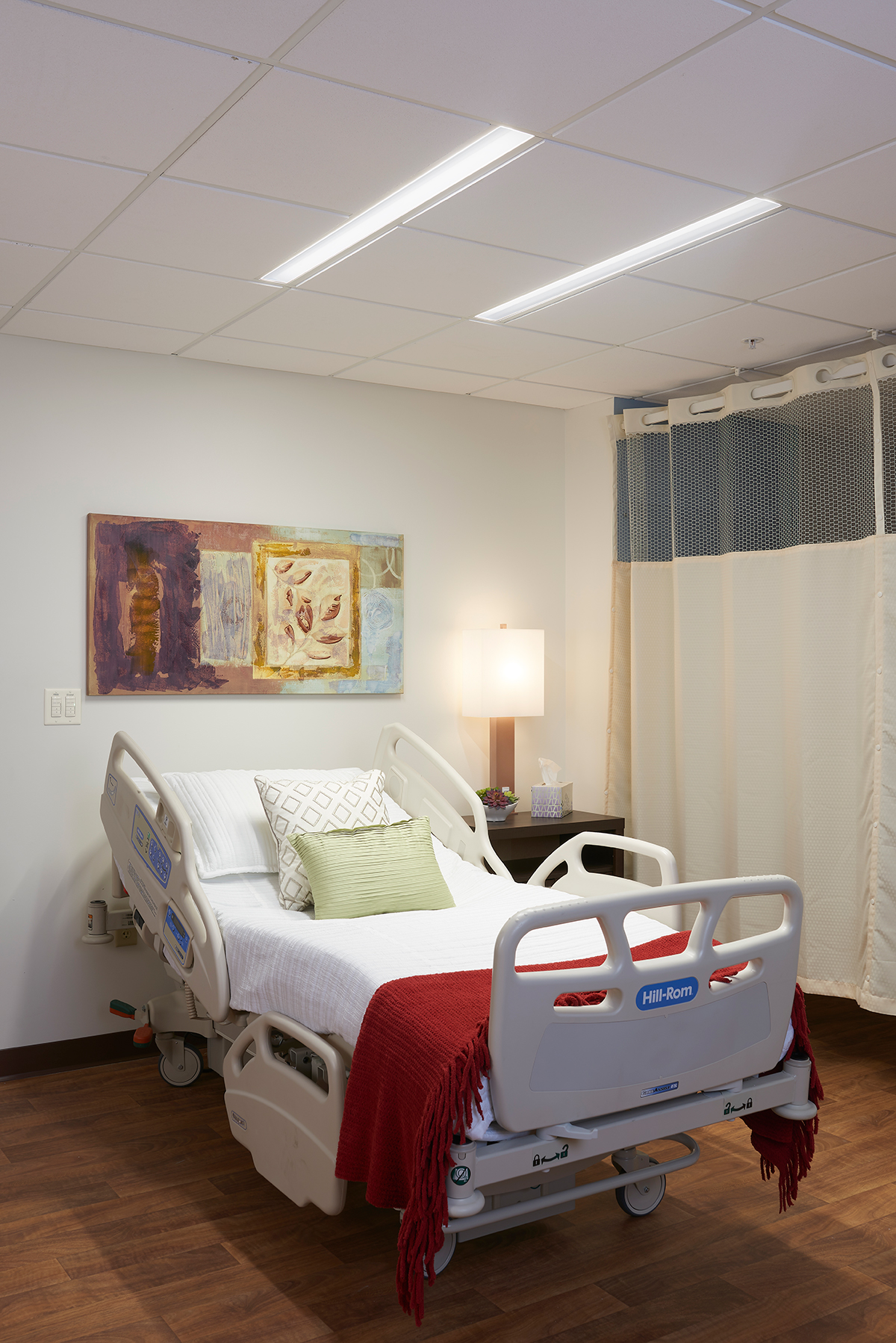 Lenga overbed slot luminaires in a patient room